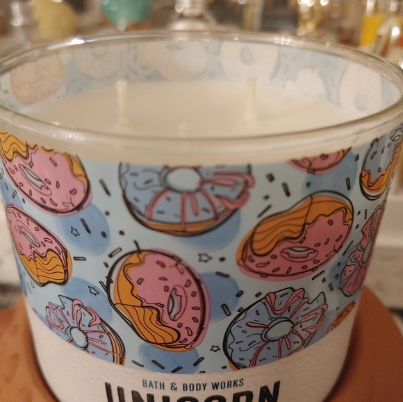 BATH & BODY WORKS 3 WICK CANDLE UNICORN SPRINKLES - Picture 2 of 2